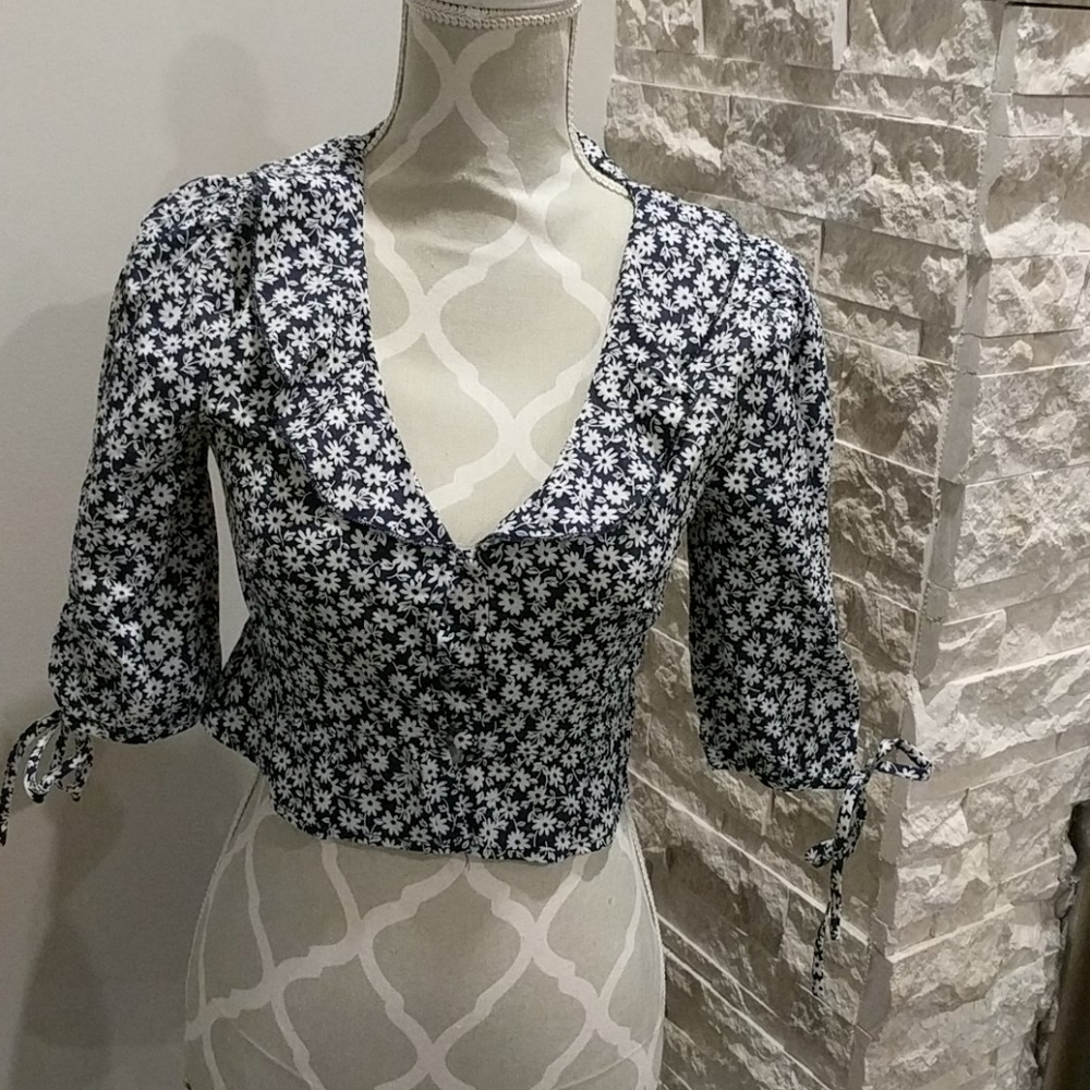NWT NLW Blue & White Floral blouse